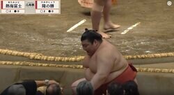 熱海富士は「バタ足じゃダメ」 勝負あったと思った瞬間にまさか…元横綱が指摘した“もったいない動き”