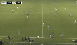 おい！おい！おい！選手とベンチが一斉に猛抗議でスタジアム騒然！試合終了間際に起きた納得のいかないジャッジに不満爆発「マイボールだろ！」