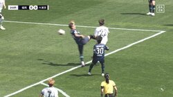 「今の赤だろ！」「これは仕方ない」ライン上で起きた“あわやレッド”の危険プレー！高く上げた足が相手の腹部を直撃して転倒悶絶「カンフーキックしとるやん」