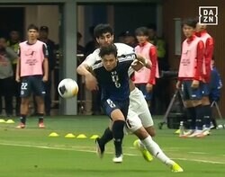 遠藤航かよ！ 大学生ボランチの“猛烈デュエル”が鳥肌級！「日本の魂や」「スーパー守備」小倉幸成が“身長20cm差”でも死闘タイマン完勝の瞬間【U20アジアカップ】