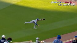 球場騒然！コンフォートが飛んだ！？身体を張ったスーパープレーにファン大興奮「ビッグプレーだったわ」「カッケェー！」