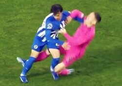 三笘薫が柔道技！？ユニホームを引っ張られてもフィジカルで圧倒した瞬間！「気に掛けるミトマ」と相手を気遣う姿に注目も