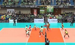 女子バレー、思わず“足”が出ちゃった 勝利への執念でつい…衝撃の“足技”