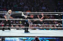 “世界一ブーイングを受けるレスラー”、強烈ボムで衝撃KO ヘビー級の飛び技2連発→トドメの一撃をモロ被弾 「受けすぎ」「根性あるな」賞賛の声