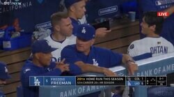 大谷翔平がフリーマンに“お辞儀がえし”パフォーマンス…豪快ホームラン直後にカメラが捉えた“ほっこり”やりとり