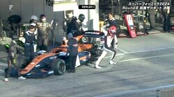 「おーい！！」まさかの脱輪にドライバーがブチギレ！ サーキット騒然のピット内事故「何をしてんの…」ファンも同情