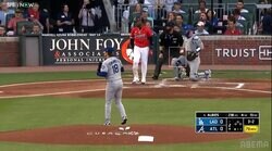 山本由伸の“魔球”が生んだまさかの珍事…エグすぎる落差にバットが“すぽーん” スタジアム騒然「無双してる」