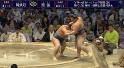照強、がっちり2敗をキープ　阿武咲を力強く押し出して11勝目