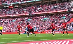 「はっ？ PKだろ！」怪物ハーランドが“WWEタックル”を食らい転倒→ノーファウル判定で物議を醸した一部始終「完全に妨害してる」「まったくボールを見てない」「そりゃ怒るわ」