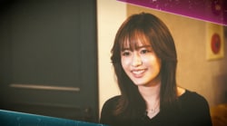 「美しい」“プレミア顔面偏差値”元ミスコン王者のポーカー女子、クールなブルードレス姿でファンを沸かせる「推しです」