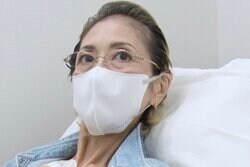 内出血でパンパンに…ステージ4のすい臓がん 土屋アンナの母、抗がん剤治療を受けるも血管が針を拒絶