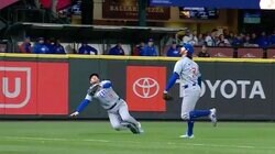 観客大興奮のマジック・ファインプレー！？鈴木誠也の同僚ショート＆レフト、2人のゴールドグラバーが見せた豪華すぎるレフトフライキャッチの瞬間