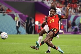 ベルギーのバチュアイが鮮やか先制弾！ ロングボールに抜け出しダイレクトシュートを突き刺す【W杯F組】