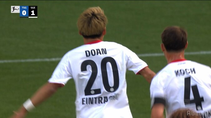 衝撃！ 堂安律の“神業ショット”が「ゴラッソ製造機か」「シュートうますぎ」黄金の左足で移籍後ブンデスリーガ初得点 4枚目