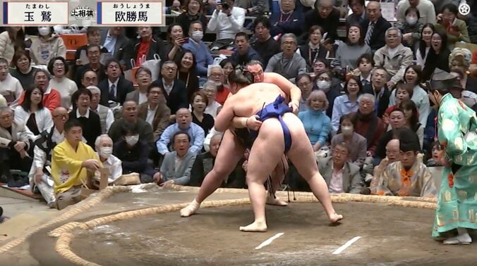「脅威の粘り」 41歳の鉄人、土俵際からの“大逆転劇”にファン驚き「足浮いてたのに」館内もどよめきと喝采 3枚目