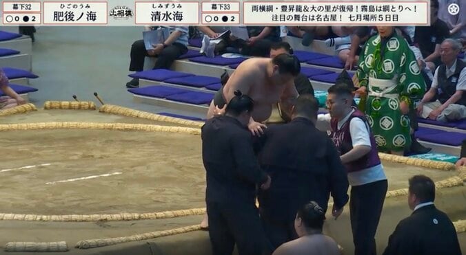 「上、あがんなきゃ！」幕下力士、取組後に“異変”も…救命士へ親方が迅速な指示「無理すんな」館内は激励と安堵の拍手 3枚目