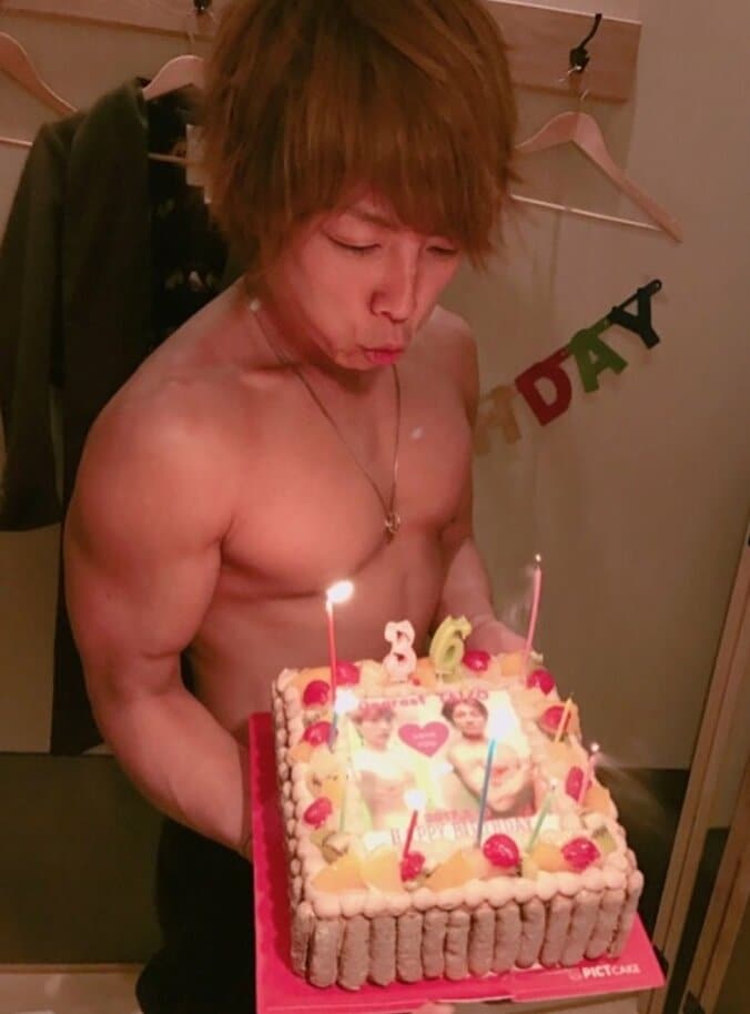 杉浦太陽、36歳誕生日に肉体美を披露　辻からムキムキBeforeAfterケーキのプレゼント 1枚目