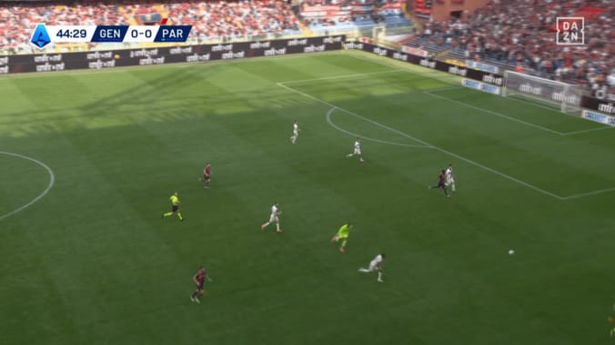 驚愕！鈴木彩艶、“爆速の飛び出し”でピンチ回避「和製ノイアーだ」「超ビビったわ」猛ダッシュからヘディングクリア「守備範囲ひろ」 4枚目