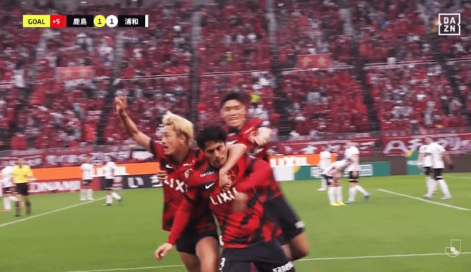 衝撃の天才技！ 鈴木優磨、“ノールック超絶ヒールパス”で浦和翻弄「みんな騙された」「なんだ今の…」「なぜあそこで大外が見えるんだ」背中向きで劇的同点弾を演出 2枚目