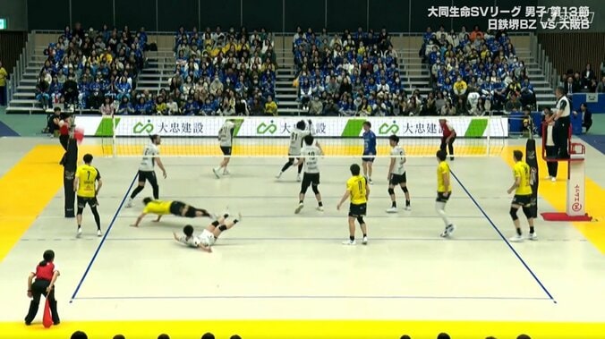 男子バレー、味方まで飛び越えた…衝撃バックアタック 驚きの光景に「跳びすぎだろ笑」「人越えのアタック」ネット震撼 5枚目