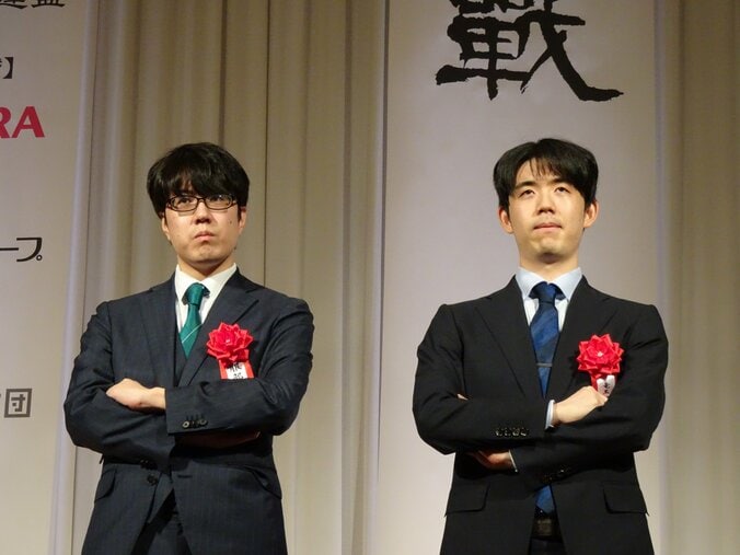 記念撮影に応じる服部慎一郎七段（左）と藤井聡太竜王