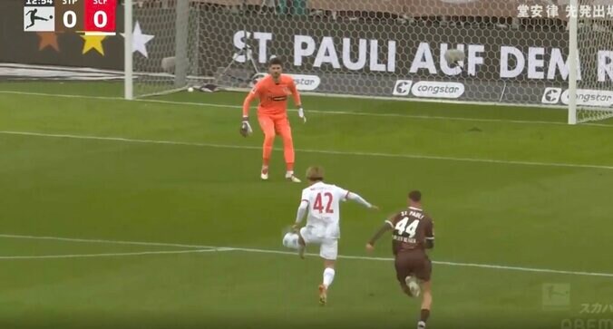 【写真・画像】ヤバすぎる… 堂安律、ファウルに激昂→ボールをぶん投げる！ 不可解すぎる“謎ジャッジ”にファン大荒れ「ふざけるなよ！」「は？お前だろ！」　1枚目