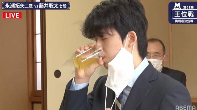 【画像】いつも通り初手の前にお茶を飲む藤井聡太七段 1枚目