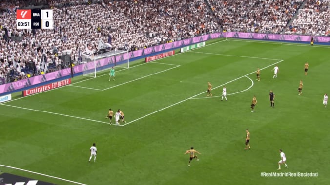 「急にきても大丈夫」久保建英、“予想外パス”を完璧トラップ→華麗ダブルタッチでヴィニシウス翻弄！「うますぎる」「何この安定感」 2枚目