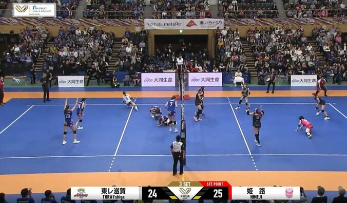 喜びを爆発させるリベロ・松岡芽生