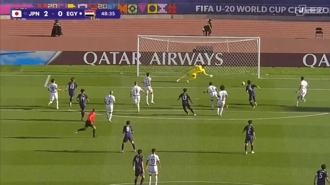 解説が大絶叫！ U-20日本代表MF、W杯初戦で右足コントロールショットのゴラッソ「ゴールにパスだよ」「うまくブラインドを使った」 2枚目