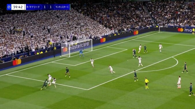 「ラグビーかよ」190cm超ハーランドvsリュディガーの怪物対決にファン興奮「これはファウル」「めちゃ掴んでる」激し過ぎる密着マークはVARでPK判定に 4枚目