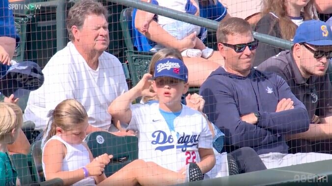 カーショーの愛息子「チャーリー君がチャレンジを要求します」 最終登板で“微妙なジャッジ”に熱狂 「可愛い」スタンドの光景が話題 2枚目