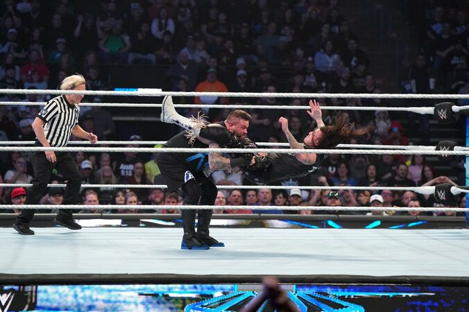 【写真・画像】“世界一ブーイングを受けるレスラー”、強烈ボムで衝撃KO ヘビー級の飛び技2連発→トドメの一撃をモロ被弾 「受けすぎ」「根性あるな」賞賛の声　1枚目