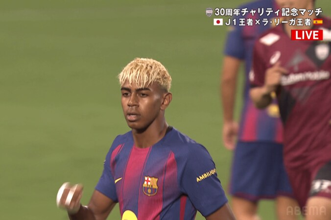 「異次元だわ…」バルサ新10番、“高速突破→絶品ヒールパス”で神戸守備陣を華麗に攻略！「ヤマルは何人にマークされても動じないな」「そりゃ乾貴士も笑っちゃうw」 4枚目