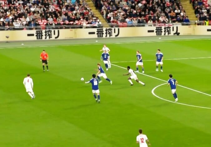 【写真・画像】衝撃！伊東純也の“ジャンピング突破”が「忍者だわ」「キャプテン翼すぎる」イングランド逸材の猛タックルを無力化　1枚目