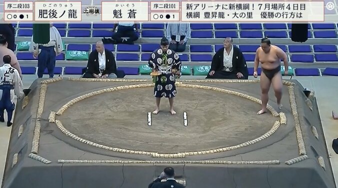 左は自らの足で歩を進める肥後ノ龍。安堵の瞬間だった