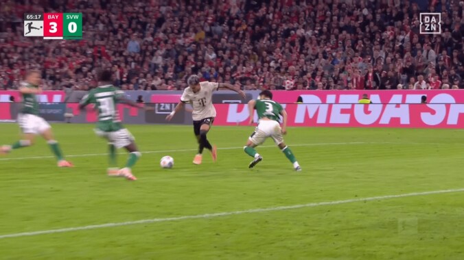 菅原由勢も唖然…バイエルンFWの“４人翻弄スーパーアシスト”が話題「エジルキックだ」「うますぎ」高速シザース→技ありパスの一部始終 3枚目