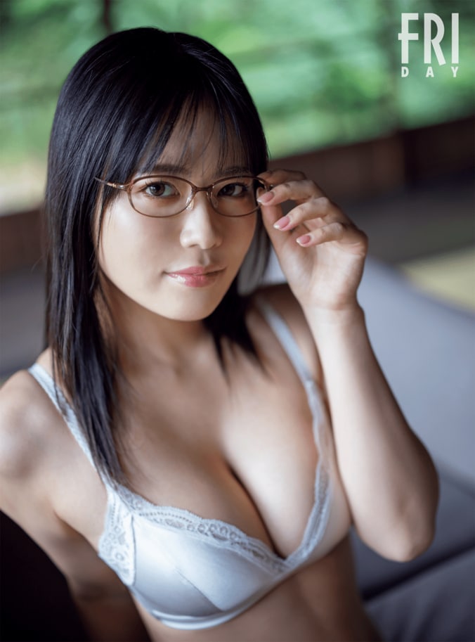 東雲うみ、B90＆H100の“二刀流ボディ”を惜しみなく披露 『FRIDAY』表紙＆巻頭12P 1枚目