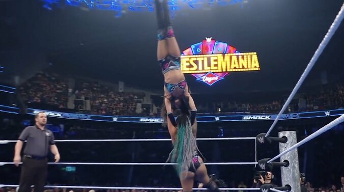 そのまま後ろ向きになり…