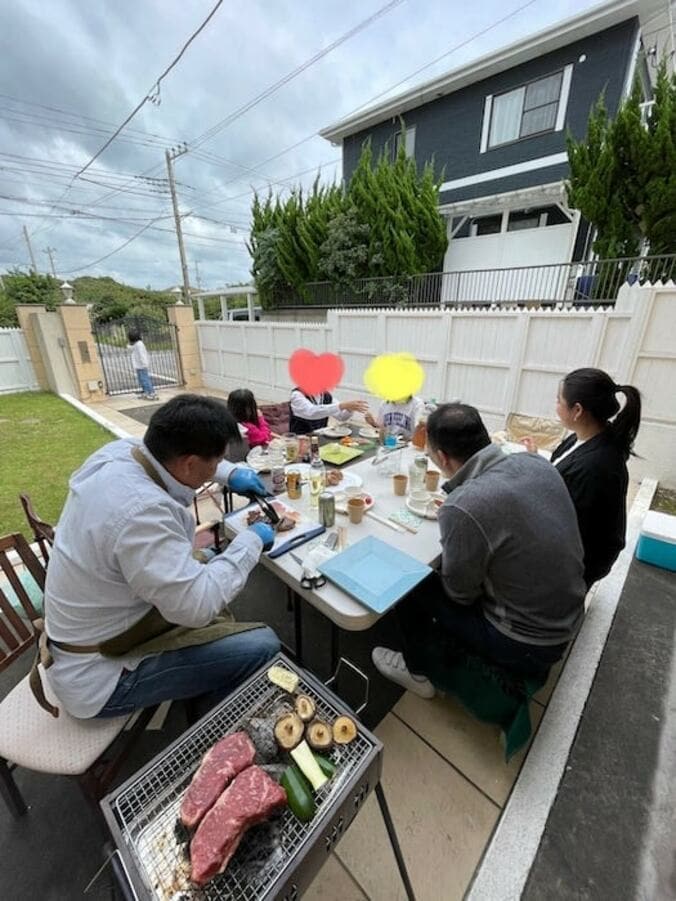  花田虎上、久しぶりに招いた客と自宅でバーベキュー「よく食べて大人はよく飲んで」  1枚目