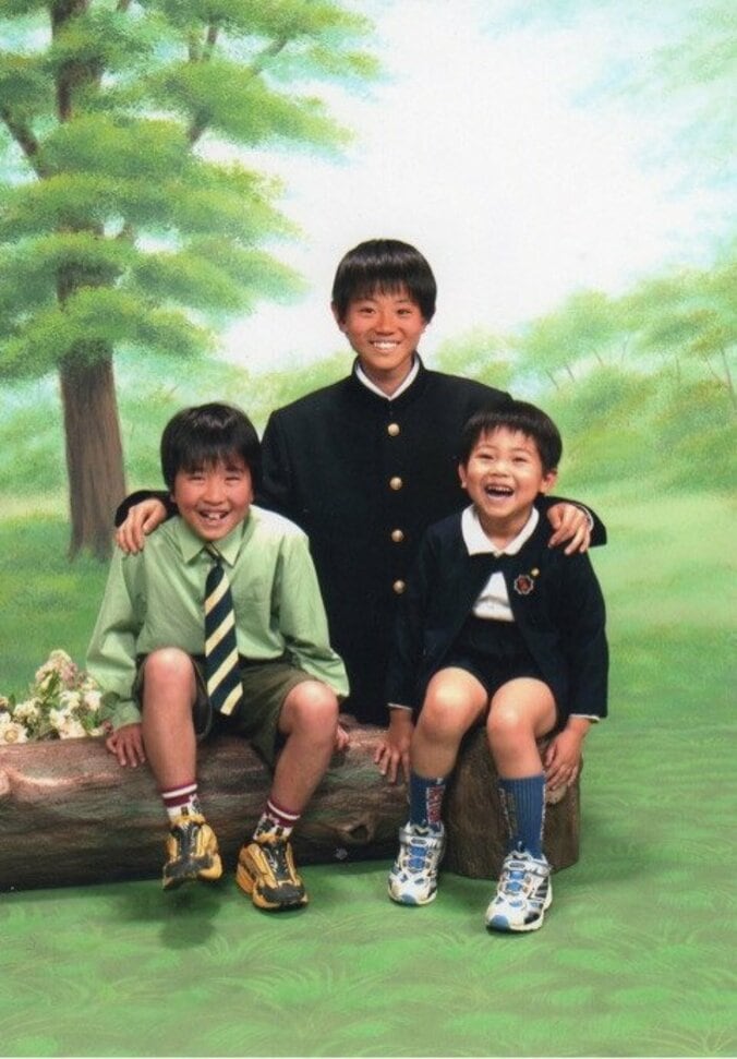 中学1年生の頃の菅田将暉　3兄弟写真を父親が公開「懐かしい記念フォト！」 1枚目