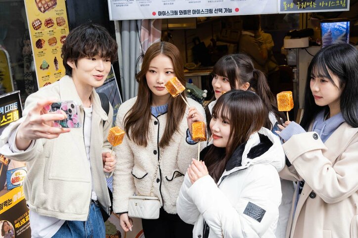 オフショル＆編み上げスカートで大人っぽく 『恋ステ』女子メンバーの韓国旅コーデが可愛すぎ