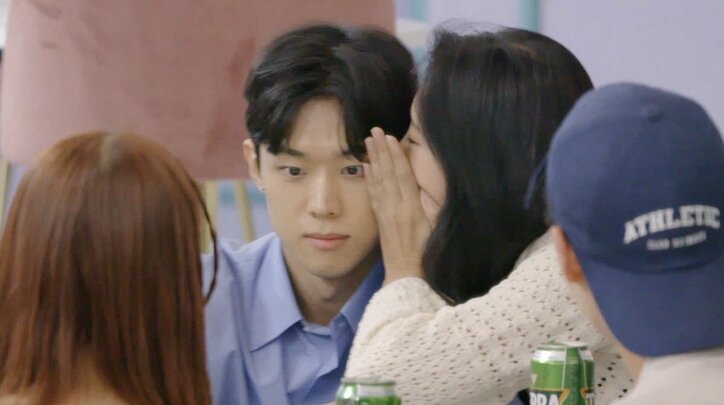 自信満々の強気美女、みんなの前でモテモテ男子に大胆キス！ライバル女子は硬直『恋するアプリ Love Alarm』#9