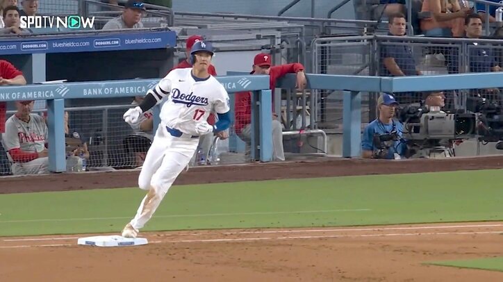 【写真・画像】大谷翔平、ベース“踏み忘れ”…じゃなかった！ 異例ずくめの34号ソロ、カメラが捉えた決定的瞬間　1枚目