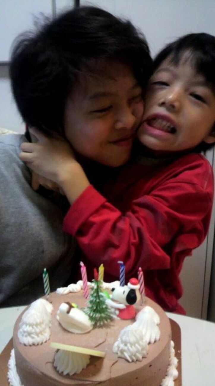 渡辺美奈代、幼い頃の息子達の写真を公開「仲良し兄弟」