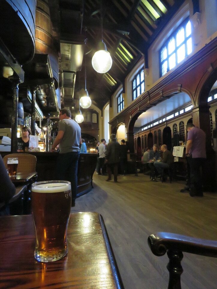 店内はまるで迷宮！  ロンドンの元修道院パブでフィッシュ＆チップスとビールを堪能