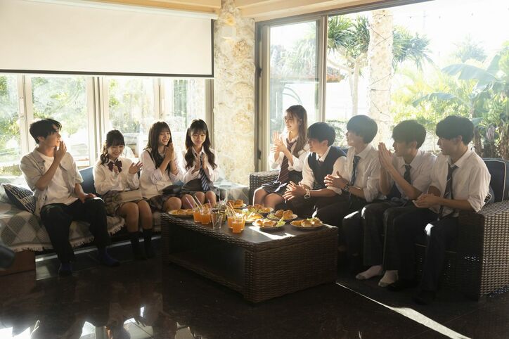 Popteen専属モデル・れあ、みんなのために朝ごはん作り!料理上手な一面に男子たちメロメロ『恋ステ2021秋沖縄』第3話