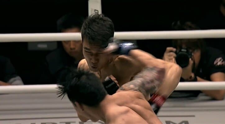 衝撃KO、止めに入ったレフェリーが受難！ 意識もうろうの選手に「膝十字」を極められる