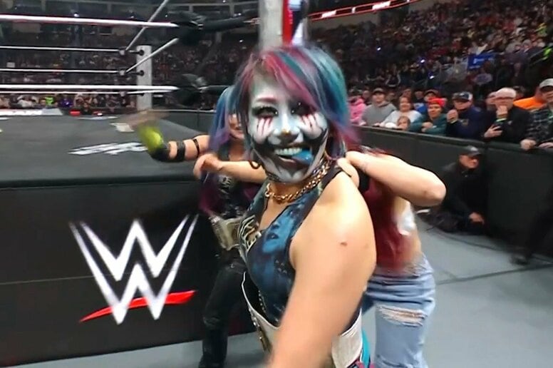 「レフェリー暴行」「やりすぎだろ」日本人女子レスラーが凶行 「完全に一線を越えた」「これこそがヒールに必要な熱」賛否も