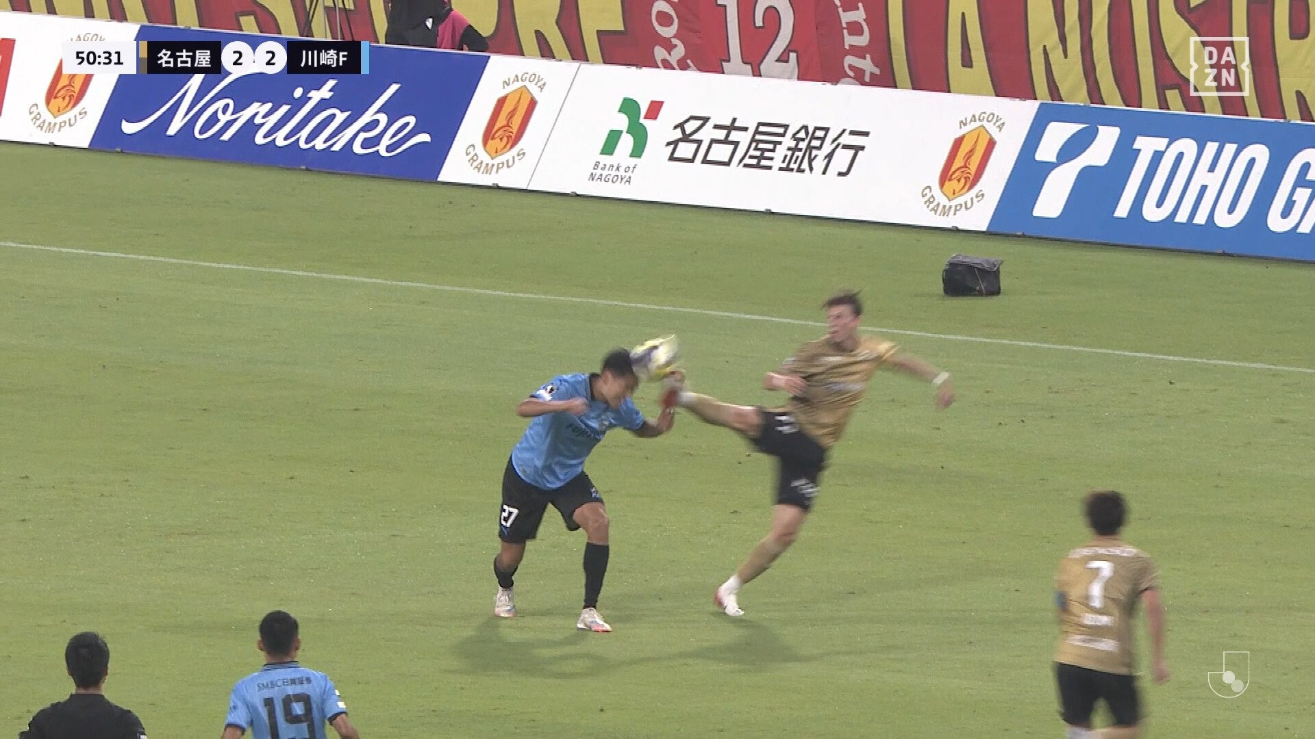 【映像】危険な顔面足裏キック